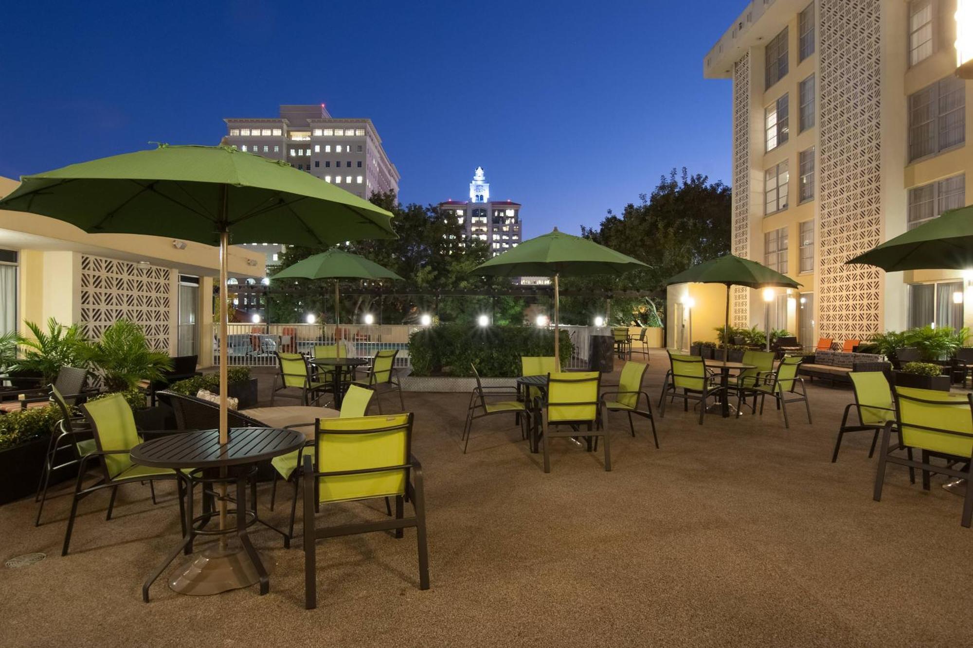 Courtyard Miami Coral Gables Hotel Ngoại thất bức ảnh